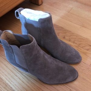 Suede grey boots